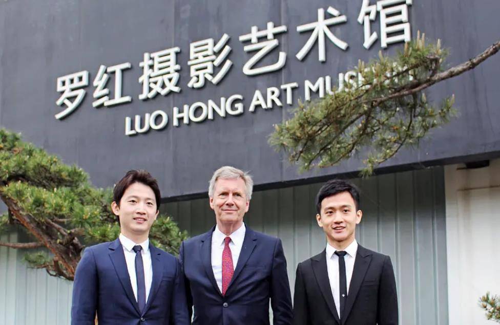 男方一头黄发皮肤白,专人接待气场强_罗昊_低调_身份