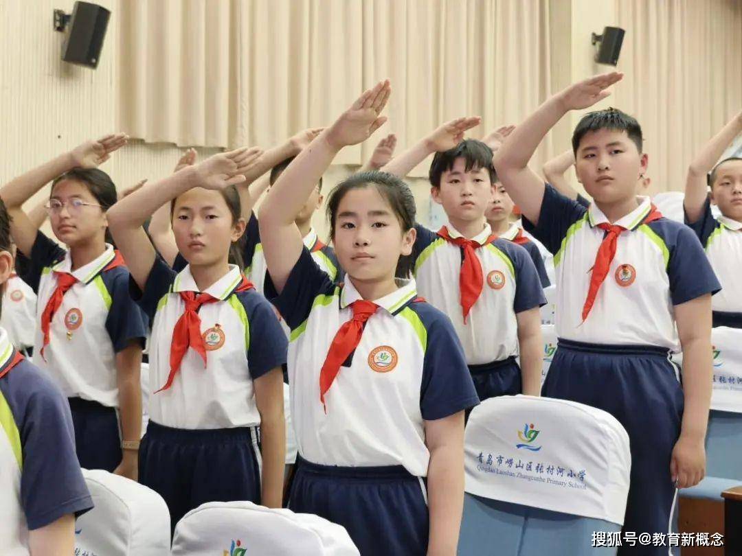 崂山区张村河小学2023年新队员入队仪式_少先队员_红领巾_队旗