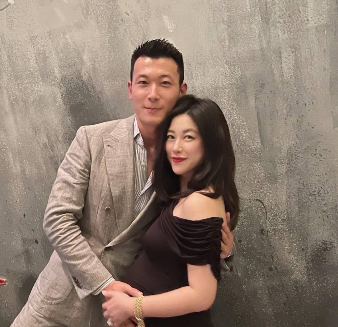 老公全程抱娃逛颐和园,朱珠身材臃肿引争议_王昀佳_生活_网友