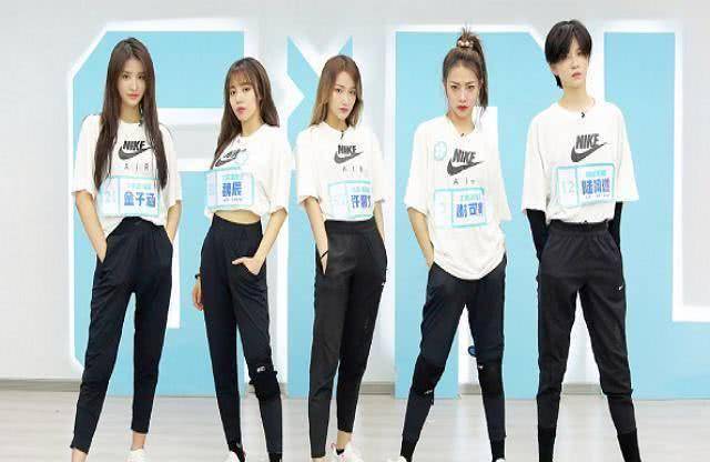 二公小组合影曝光,许馨文站位受关注,力压3位超人气选手拿c位?