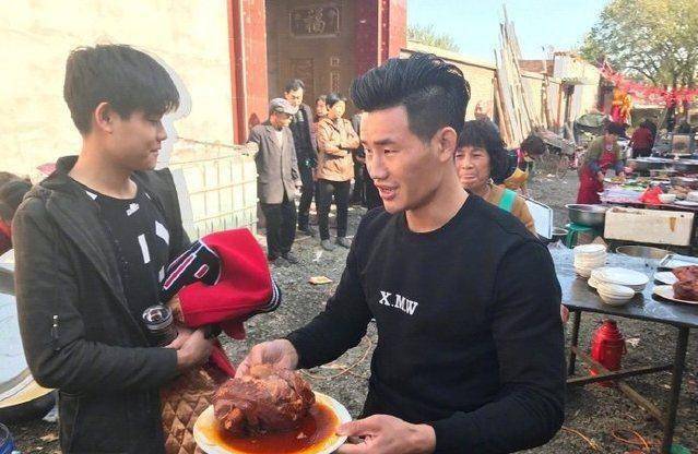 还在今年5月,谢孟伟完成了自己的婚姻大事,并且把婚礼摆在老家雄安