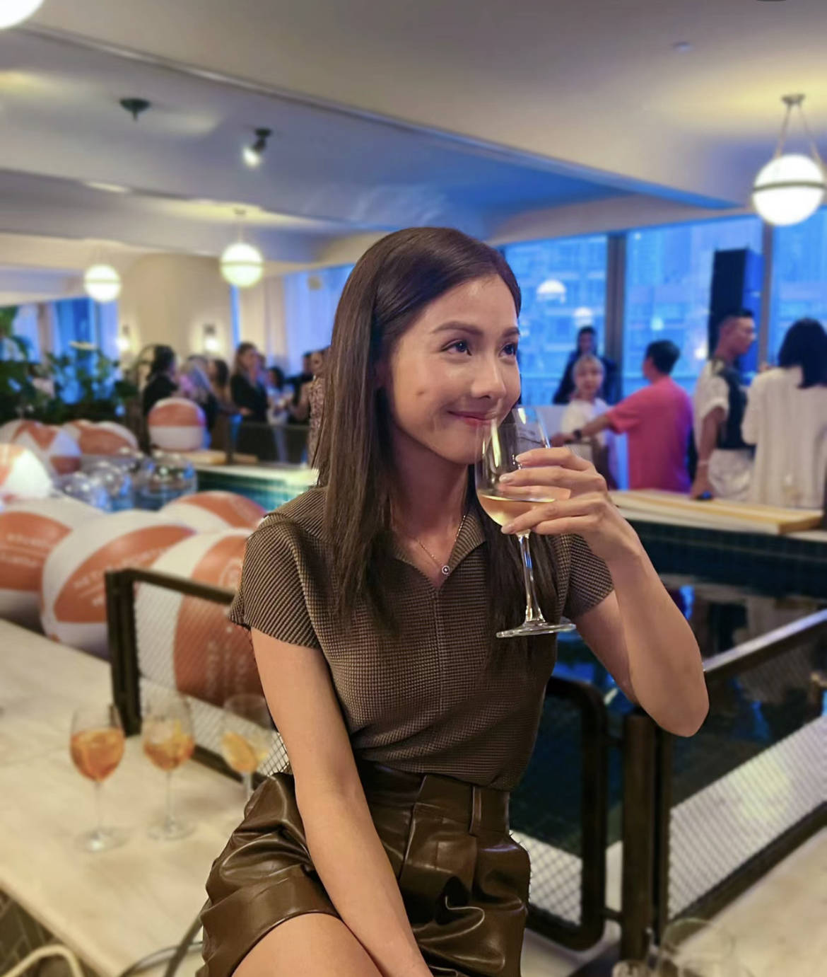 30岁港姐伍乐怡突然宣布退圈,将发展个人生意,转战内地做女强人_家族