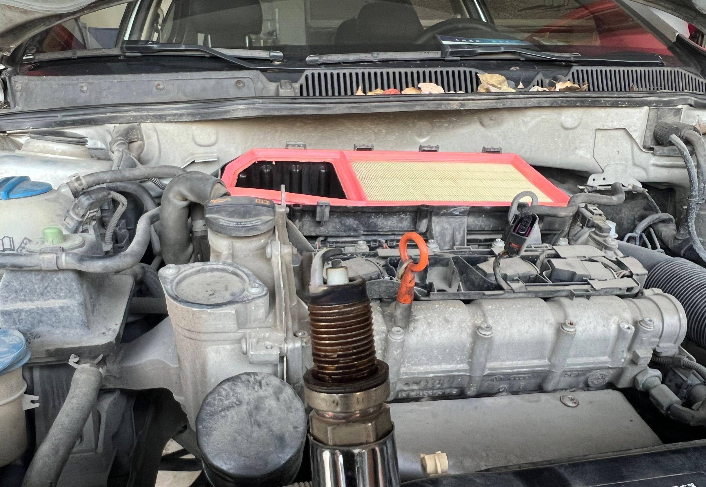 这个就是废气阀,这玩意坏了之后,曲轴箱里面的油气就直接透过来,进入