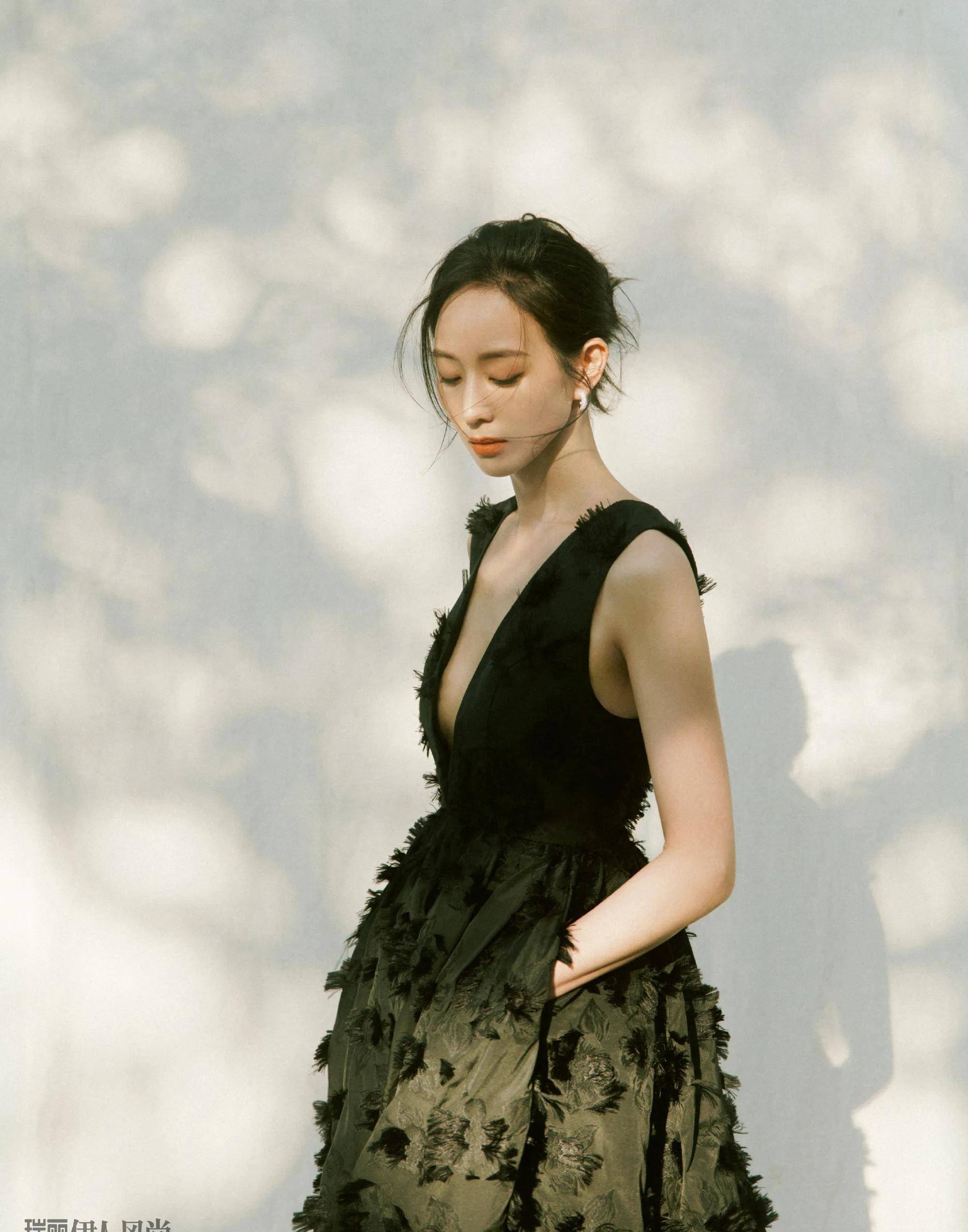 张钧甯的清新春静大片很有气质,黑裙知性妩媚,白裙优雅沉稳_连衣裙