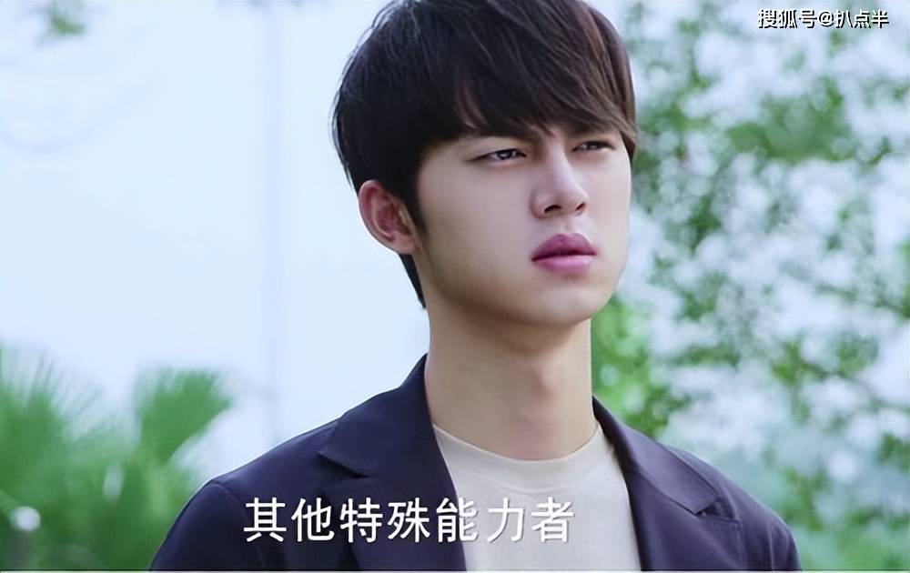 与纪凌尘官宣分手三个月后,阚清子曾经被拍到和谢彬彬牵手回家,但是这