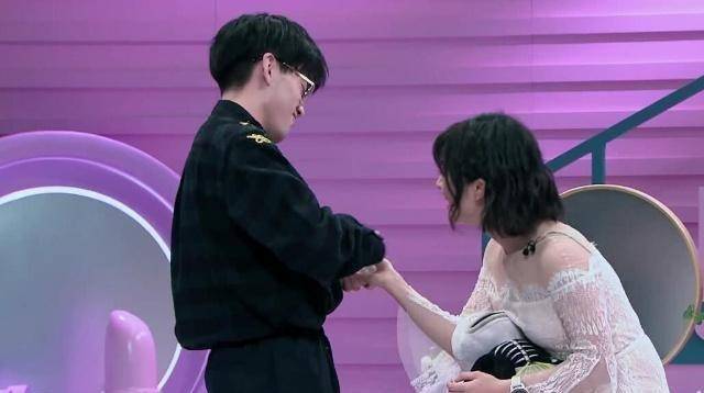 因为实在是动作太粗暴了,而且把人家mike对沈月的"心意"都给破坏掉了