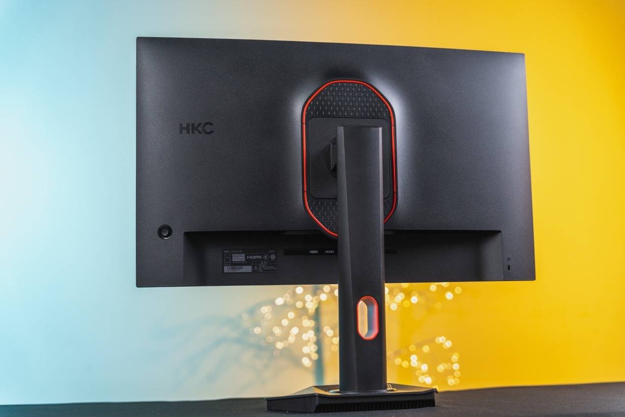 其实并不会很尴尬,毕竟我之前给表弟推荐了千元价位的hkc mg24q他都