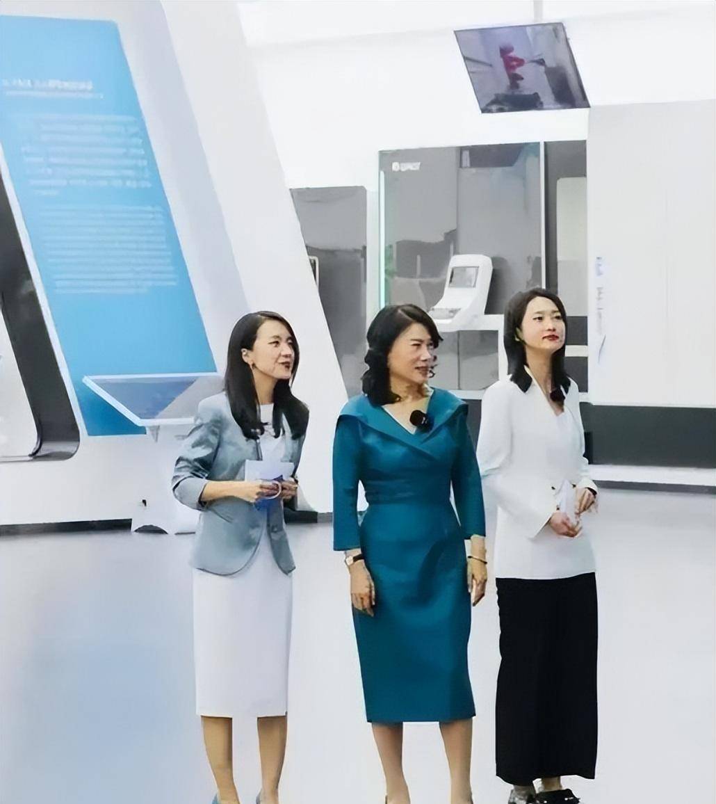 董明珠换了风格气质!身穿深v绿卷发长裙,优雅洋气_设计_裙子_造型