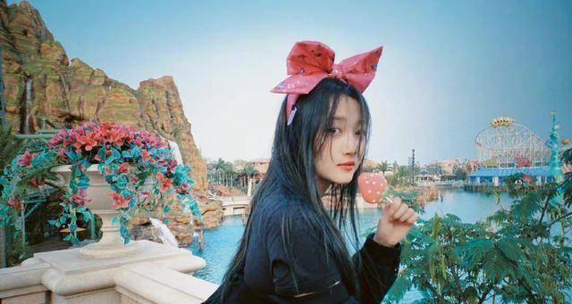 关晓彤打卡环球影城,把儿童项目玩成了过山车,游客:她全程尖叫_王源