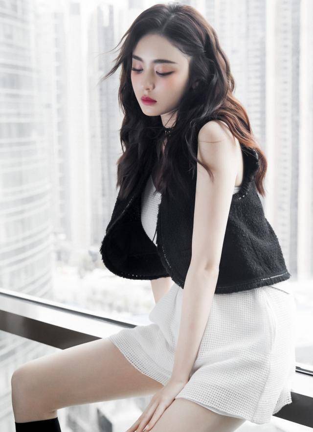 古力娜扎再回《快本》舞台,穿着清纯大秀长腿,网友:甜美可人_迪丽热巴