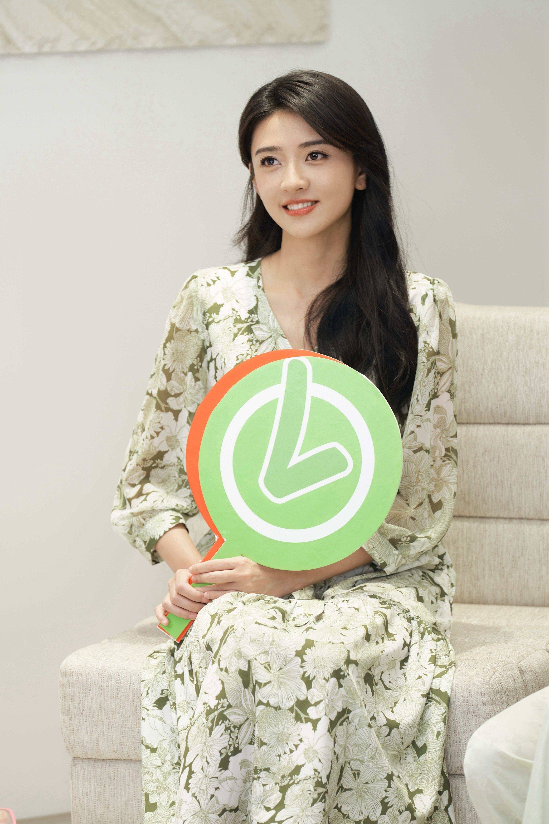 梁洁草绿云纹连衣裙优雅写真_美得_绿色_网友