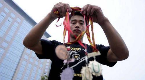 体操运动员张尚武_张尚武体操生涯_网曝卖艺体操冠军张尚武变窃贼扒包 已锒铛入狱