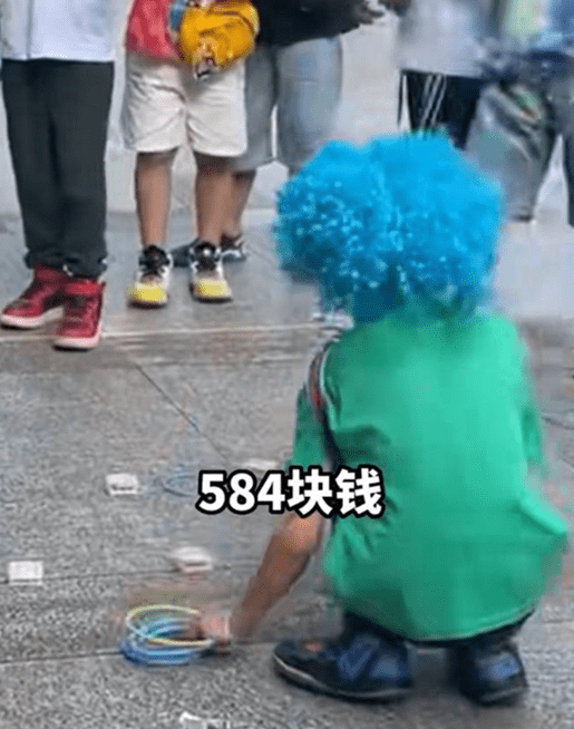 8岁男孩摆摊1小时赚584元,网友：谁带我一下？一天挣584元也可以