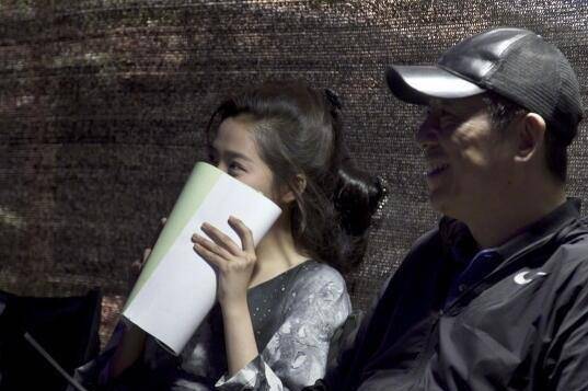 关晓彤晒合影为张艺谋庆生,原来她这么小就认识张艺谋了!