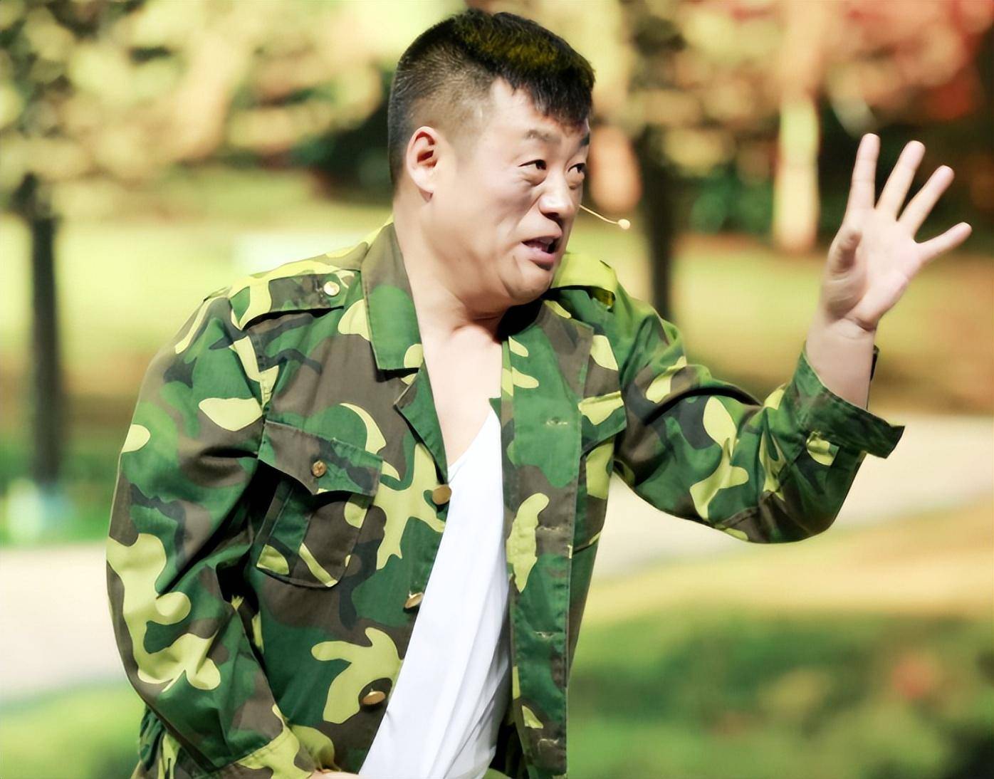 宋晓峰参加网红活动,急眼怒斥保安,主动与粉丝合影,网友:作秀_明星