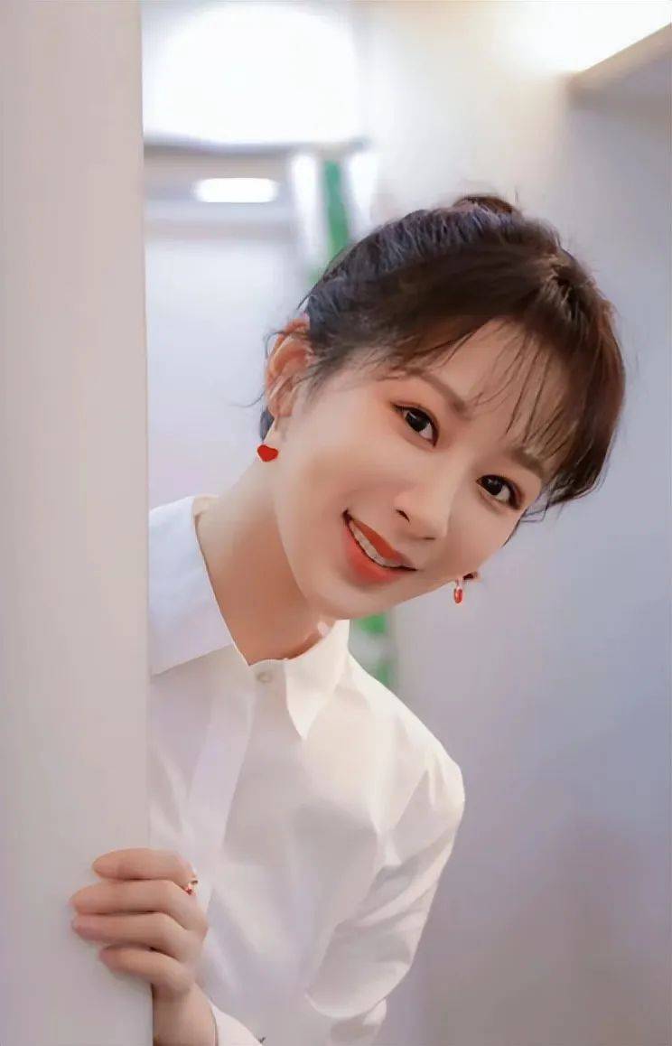 杨紫偏爱"中年妇女装",这一身肤色暗淡,骤老10岁,差点认不出_衣服