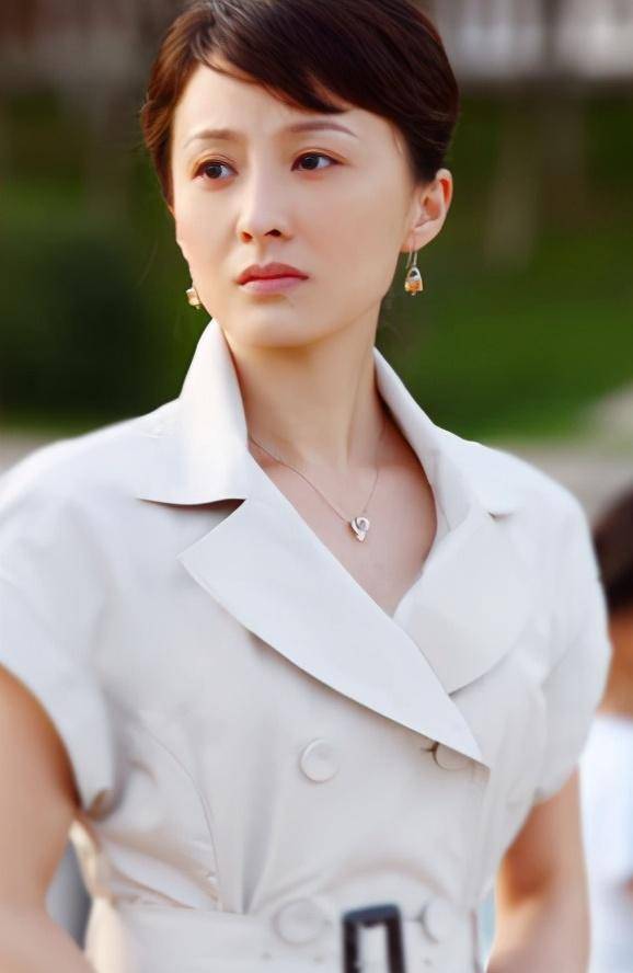她一戏爆红,巅峰闪婚相识六天名导丑夫,现生活奢侈被老公宠成宝_徐露