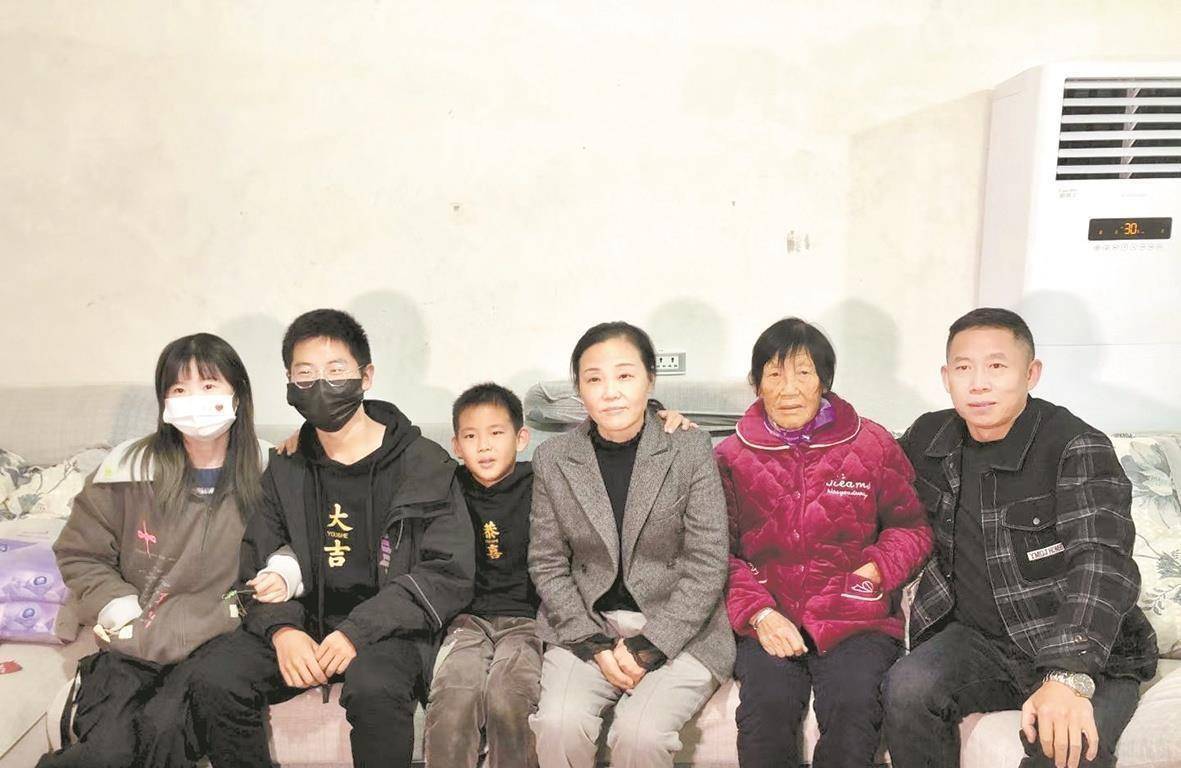 郭刚堂全年不休,从凌晨2点忙到深夜,只睡4h,只为跟儿子见一面_郭振