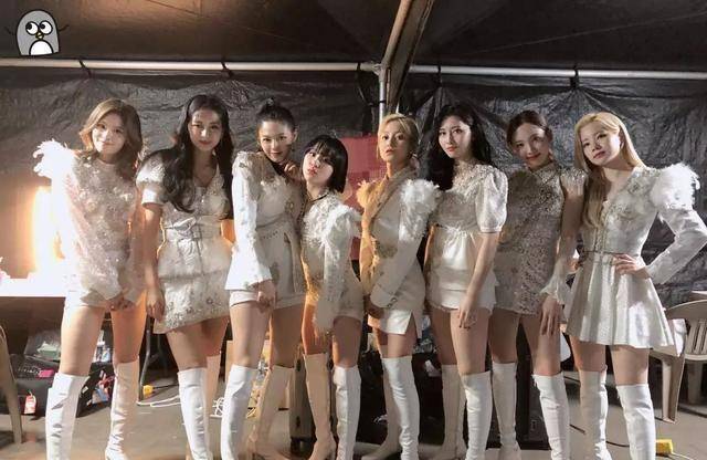 韩庚前脚刚大婚,金希澈就承认与小13岁女团成员恋爱啦_momo_妹子_舞台