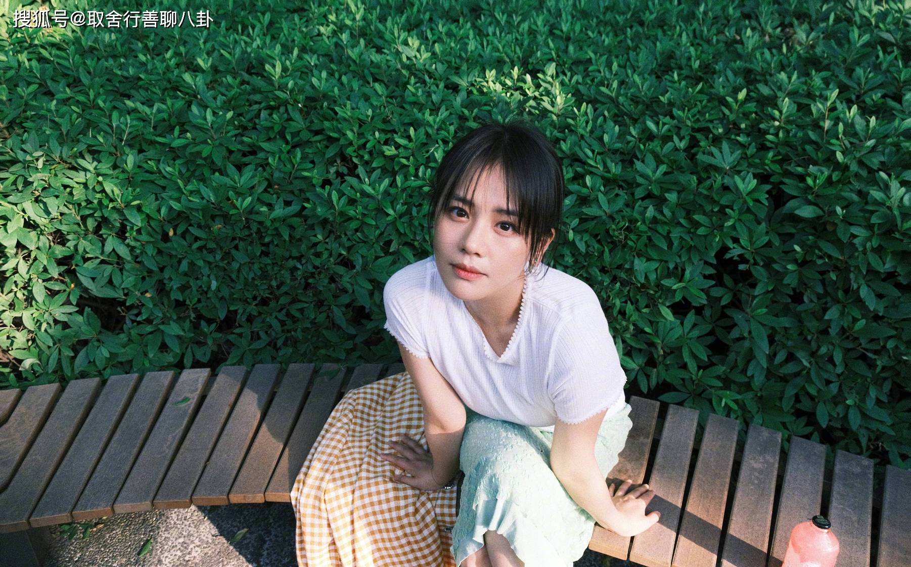 女星马思纯晒公园随拍,一双美腿超吸睛,20天瘦了20斤_照片_网友_上衣