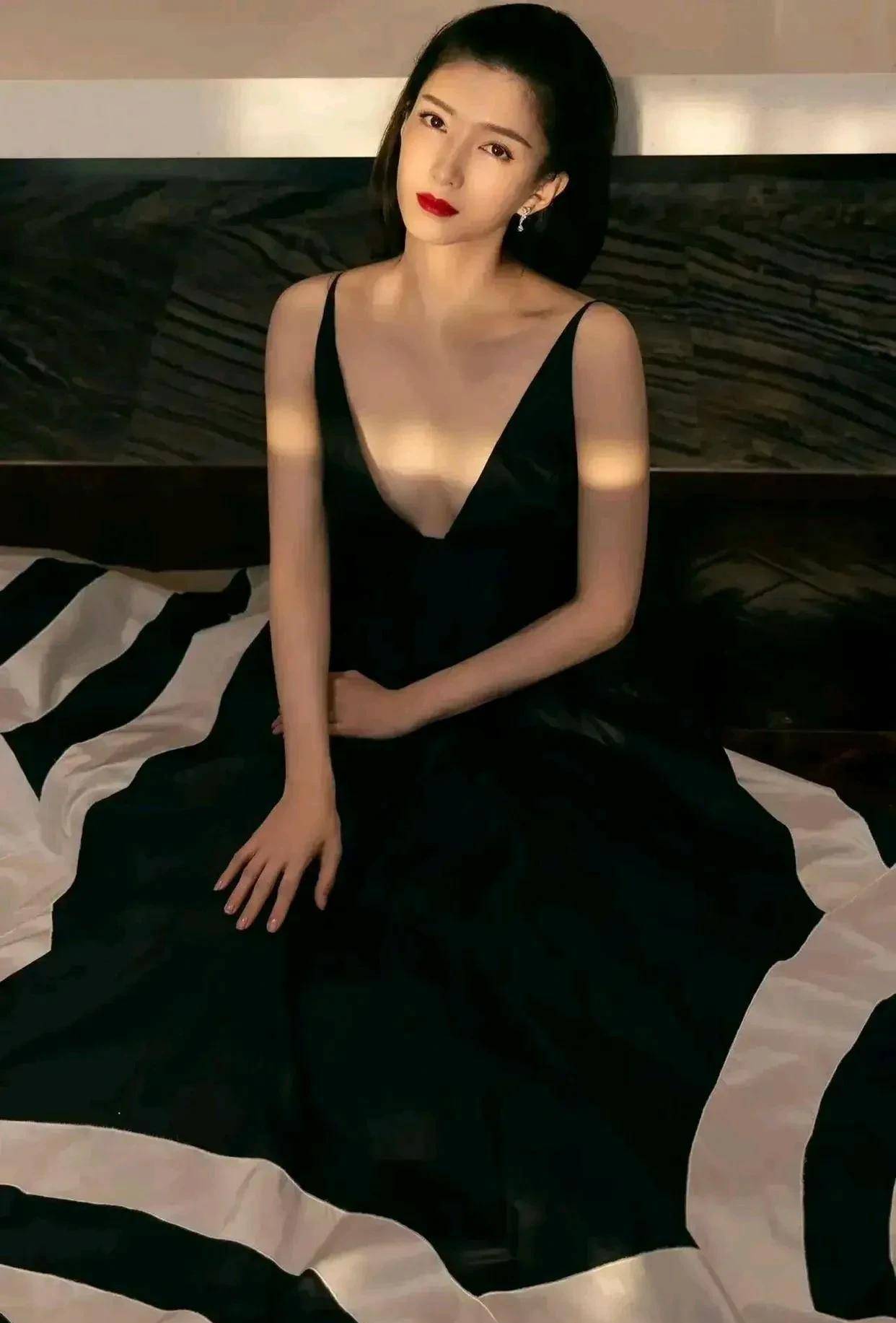 气质女神江疏影穿黑色深v裙,出乎意料的时尚