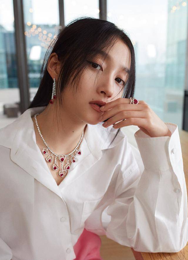 关晓彤最新大片展现舒适自然美,淡妆黑长直发清纯又霸气,超赞_衬衫