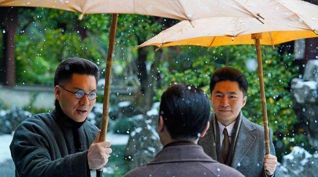 一身黑色的长袍马褂儒雅而矜贵,此次张露饰演的钱玄同一出场就将德潜