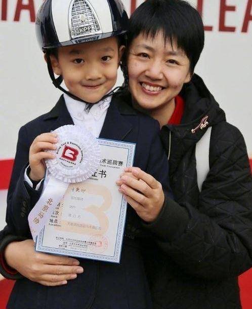 于谦老师还特意附上了一张于庚印的童年旧照,和哥哥于思洋简直是一个