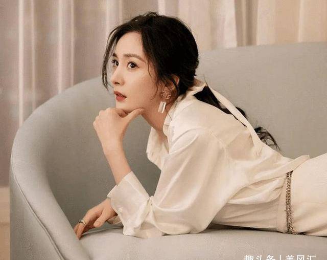 杨幂在沙发上拍大片,光脚出镜氛围感十足,躺着摆拍状态迷人_白色_衣着