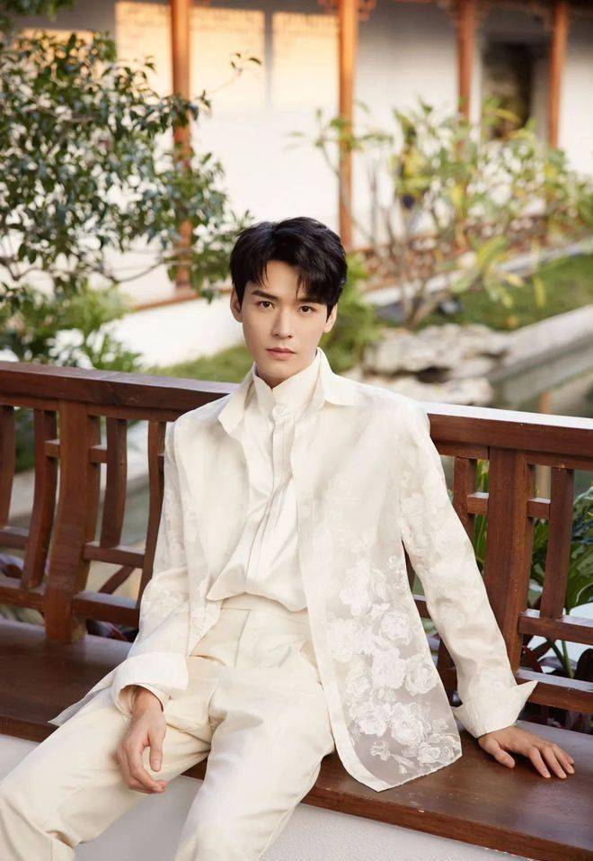 龚俊自出道以来,作品不少,让人印象深刻的有《山河令》,《从结婚开始