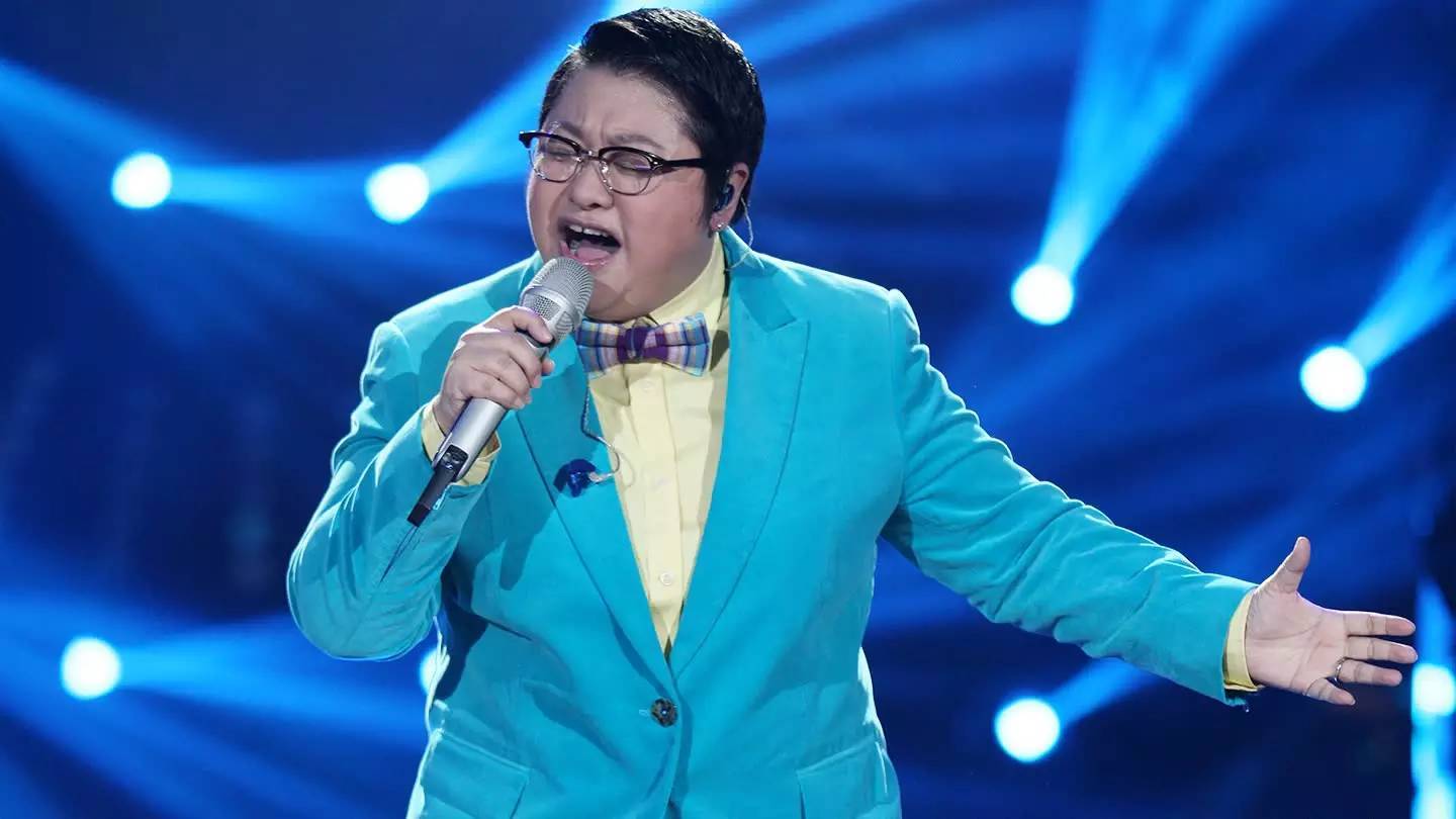 韩红18岁青涩旧照曝光,自称校花被指撞脸刘涛,帅气又不失女人味_很