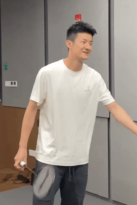 许昕谌龙互换球拍打球,相约再战相互吐槽_乒乓球_羽毛球_男单