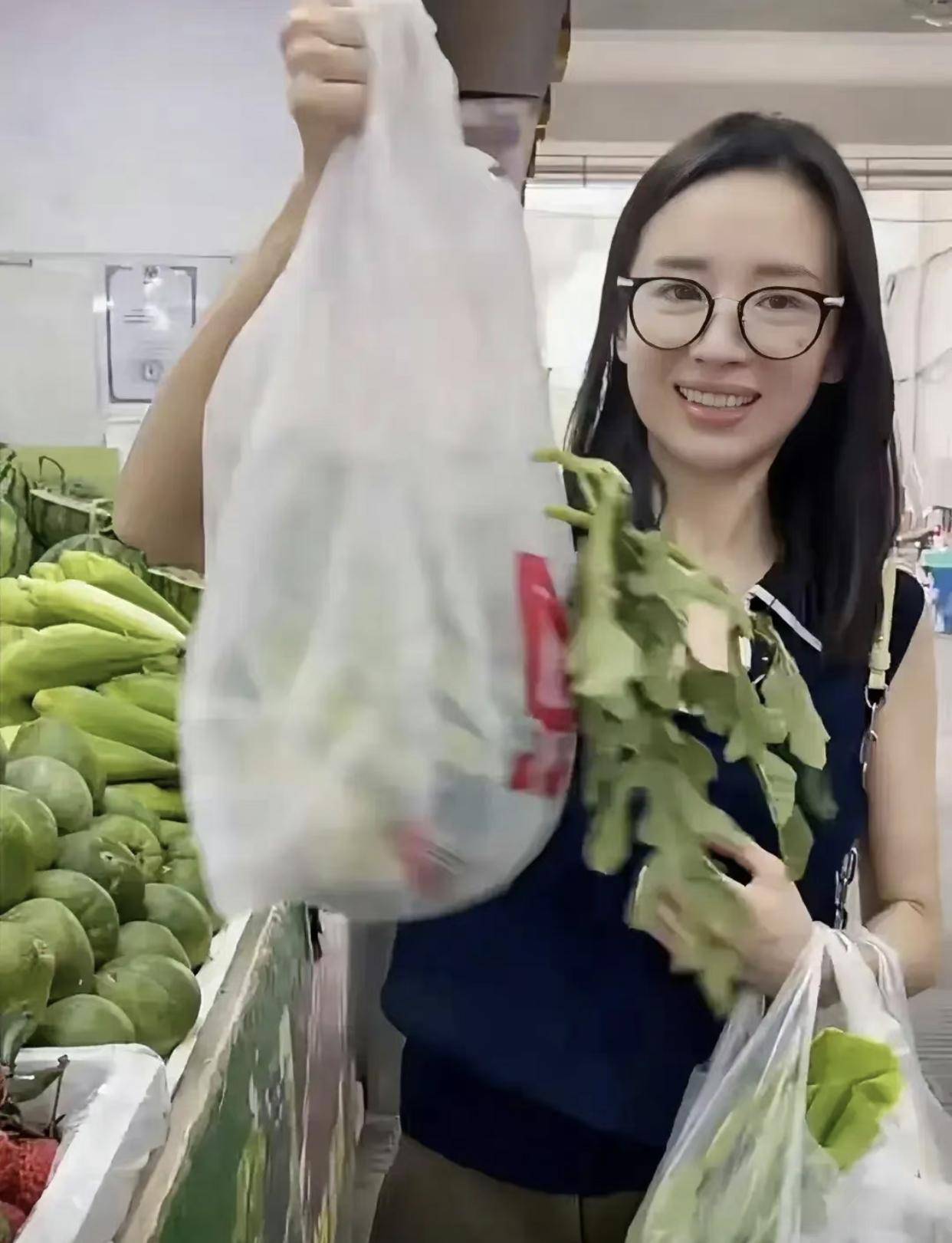 董洁素颜买菜无人识！瘦成纸片人身材无曲线，生图曝光满脸憔悴-董洁什么