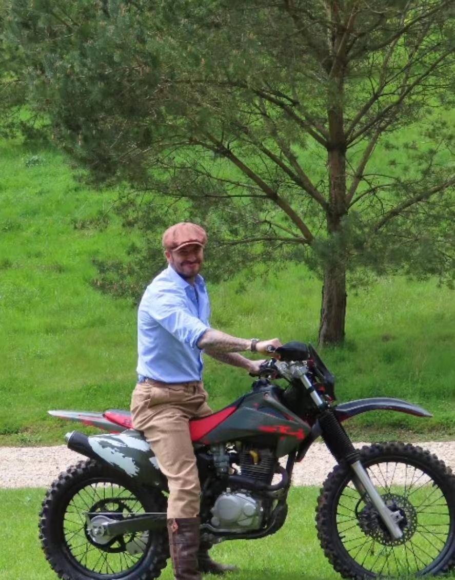 贝嫂穿渔网袜人设变辣妹,小七穿泳装很美_贝克汉姆_时尚_身材