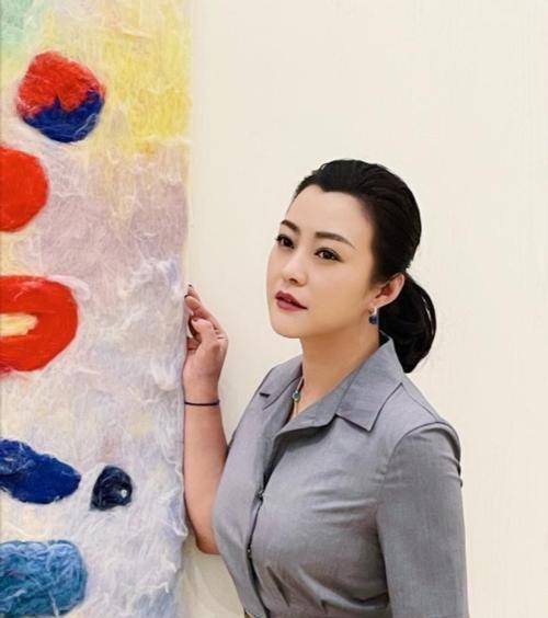 郝蕾是"微胖美人",年轻时有灵气,中年发福颜值也高_上半身_衣服_身材