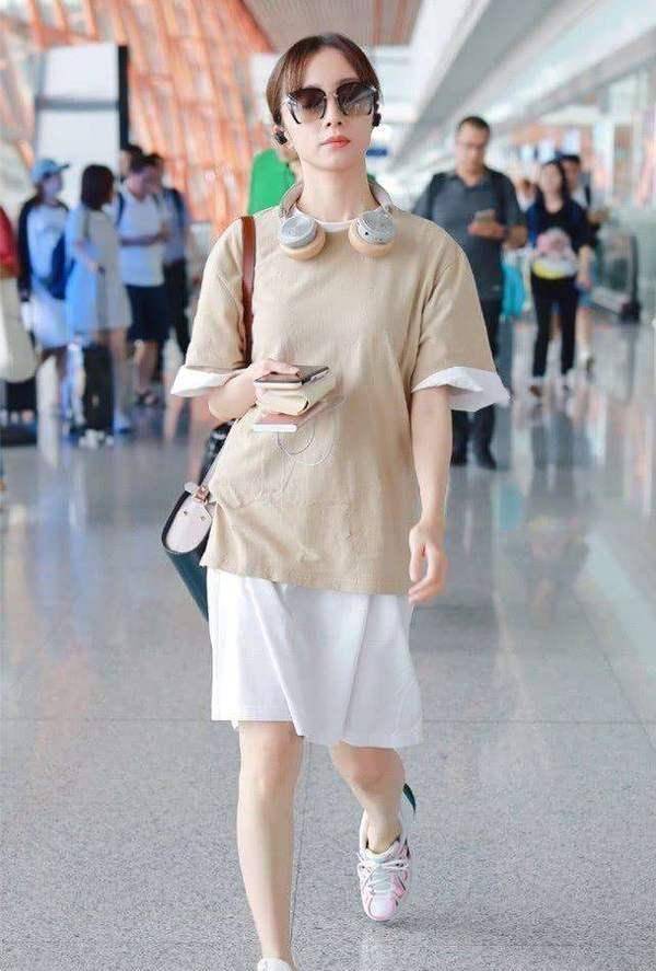 胡冰卿张铭恩前后脚现身引猜测,胡冰卿穿衬衫配背心,美丽大方_造型