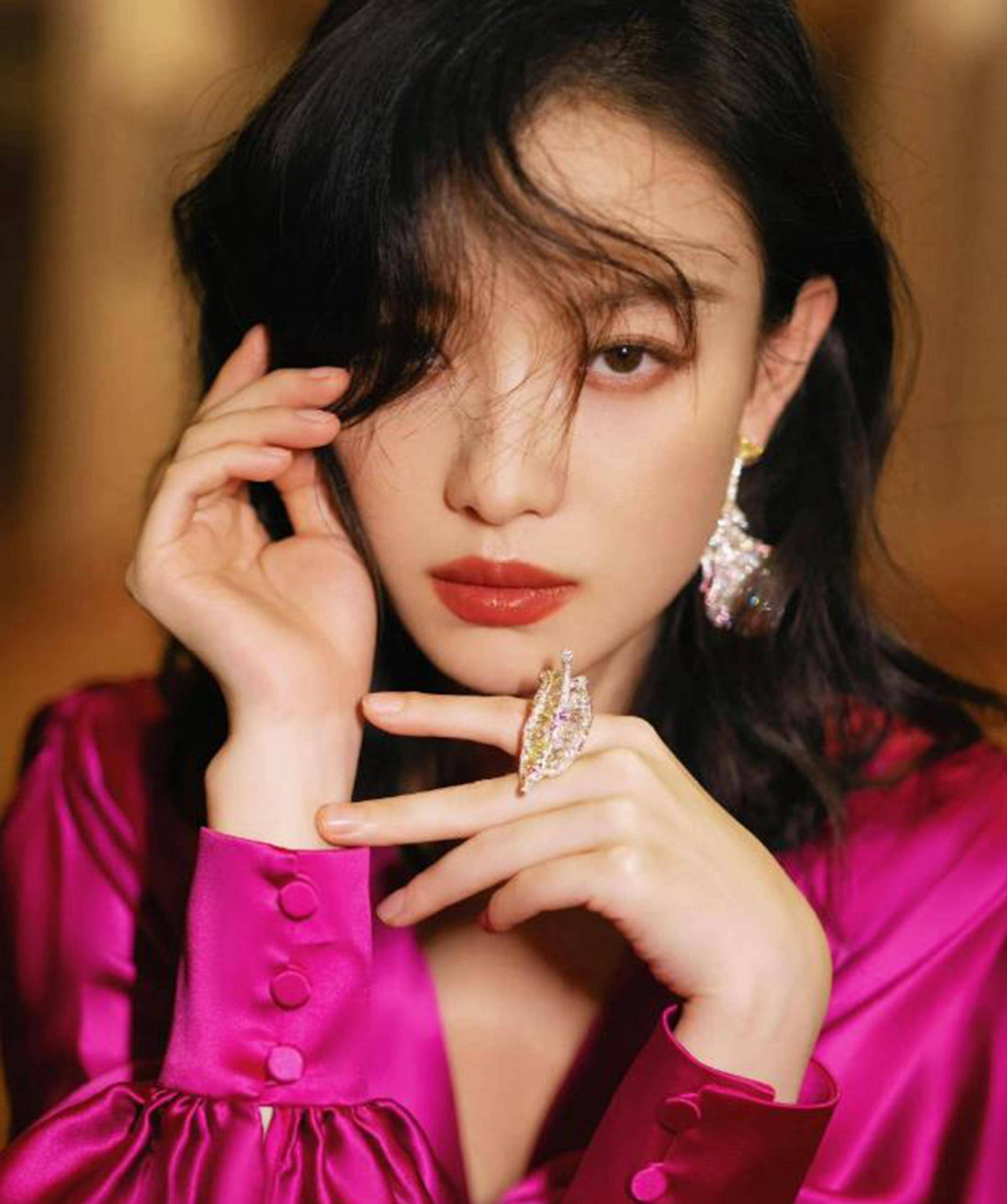 倪妮玫红色深v裙的照片唯美复古,时髦又有趣,像昨日的梦一样渺茫_姚敏