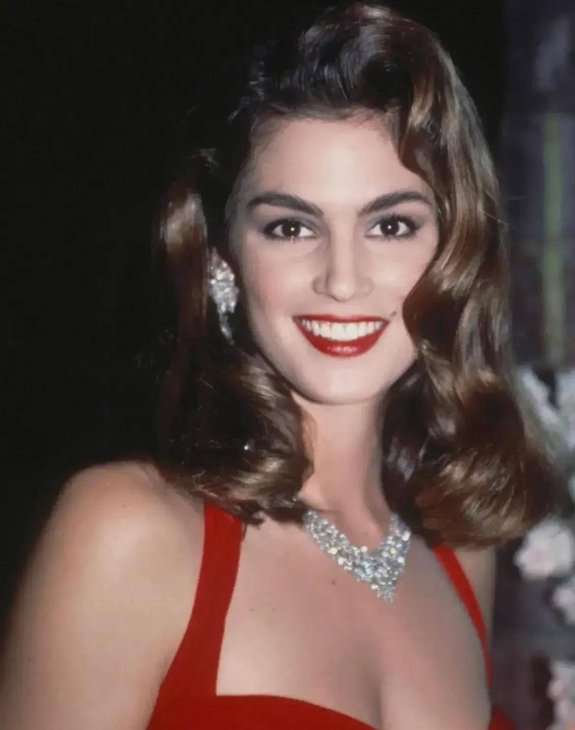 海外超模辛迪·克劳馥红色吊带裙复古高级又时尚,有万千种风格_杂志