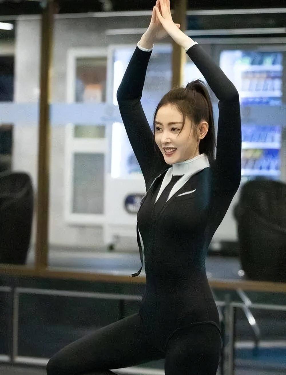 张天爱又瘦又有料,穿抹身材裙好凸,大圆臀怼镜头绝了_女人_影响_漂亮