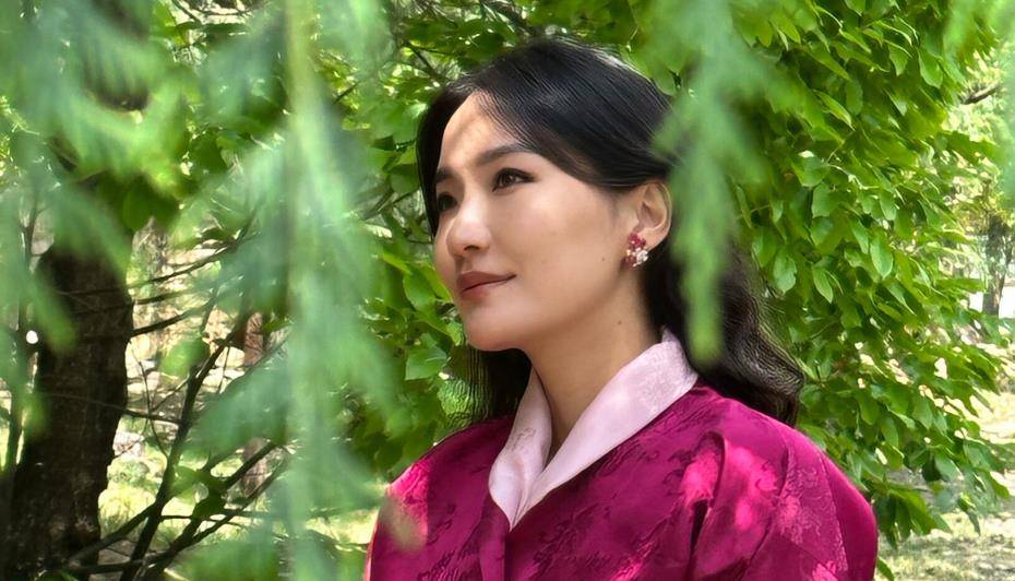 不丹王后好寒酸,出席约旦国宴没有王冠,在欧洲王妃面前黯然失色_王室