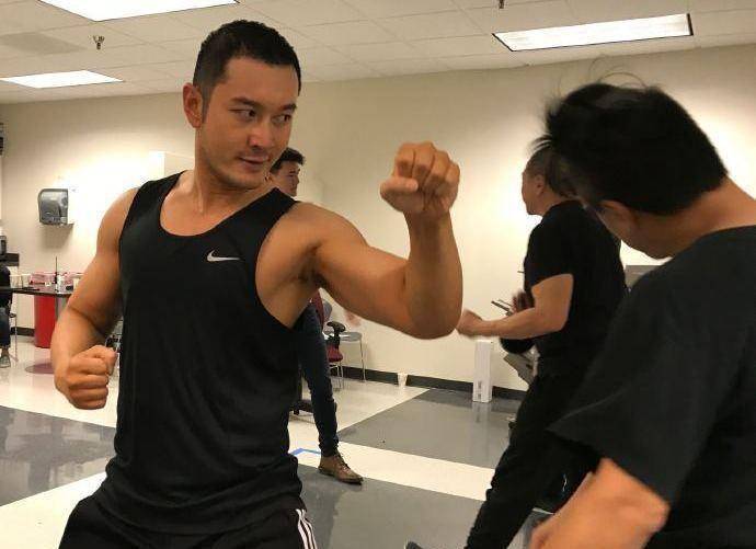 黄晓明这身肌肉是什么水平?因为太强被网友认为是ps!