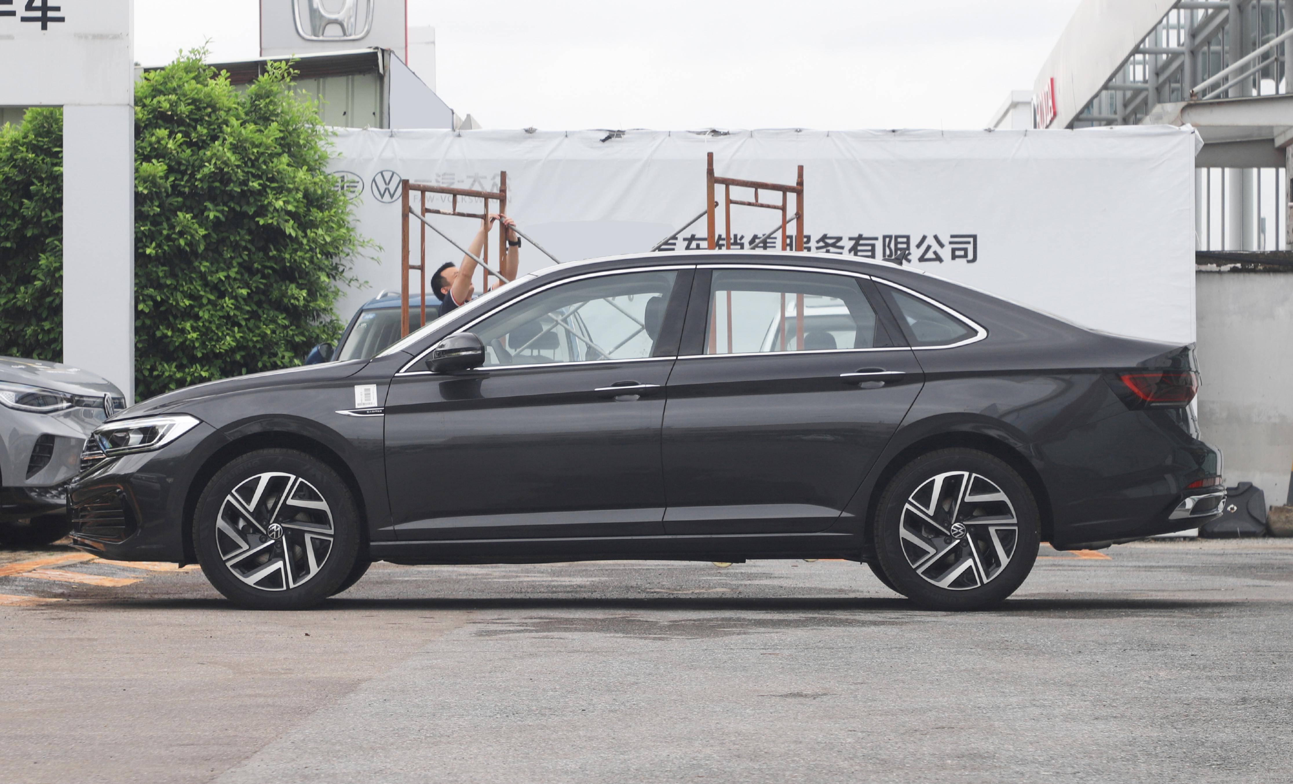 速腾准备打翻身仗,降价2.3万,车长达4791mm,能否超越轩逸?