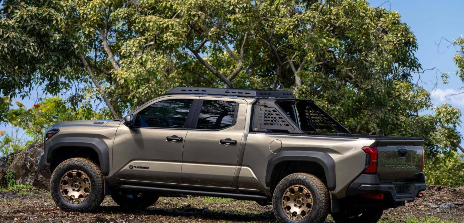 豪华感普通版车型是常规的丰田品牌logo格栅中间是"toyota"标识trd