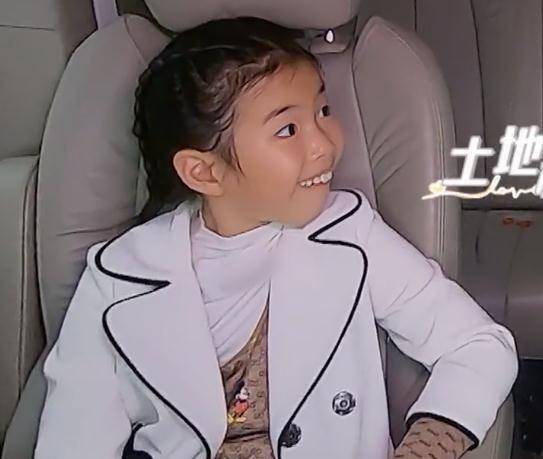 黄奕8岁女儿终露正脸,五官像极黄毅清,对黄奕约会对象太害羞!