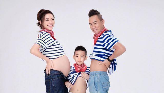 大哥陈小春是暖男,36岁应采儿诞子,陈小春心疼_女儿_儿子_jasper