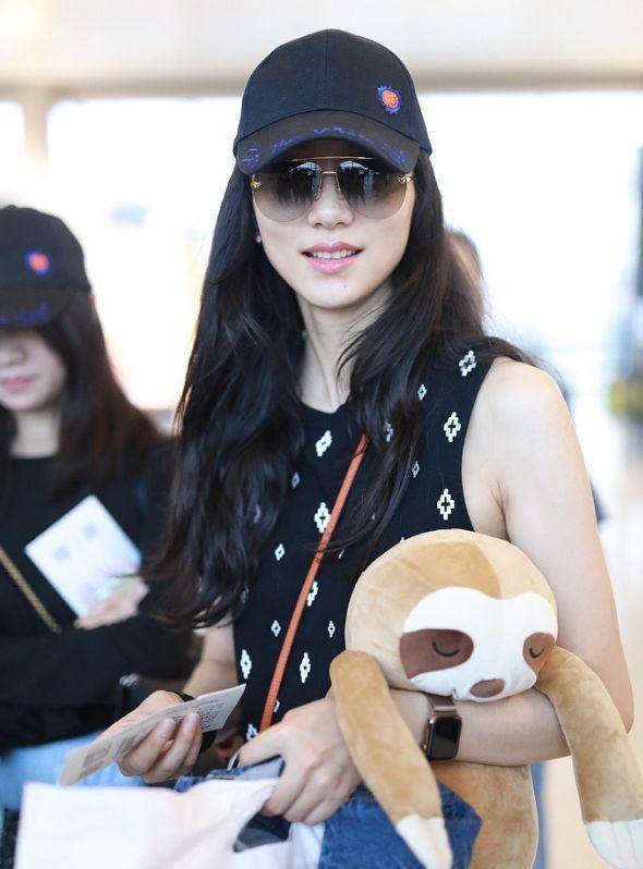 韩雪穿无袖背心搭阔腿裤,依旧万种风情,不愧是惊艳岁月的女神_身材