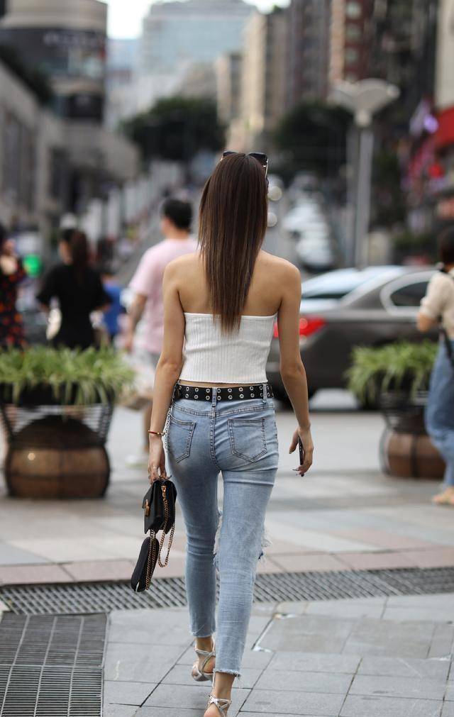 黑色时尚长靴搭配蓝色牛仔打底裤,看个人气质的,清新的妹子_显得_款式