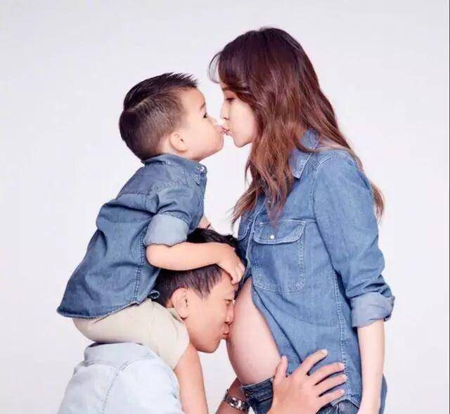 侯佩岑首晒一家四口合照穿红色亲子装庆祝圣诞夜_大儿子_全家福