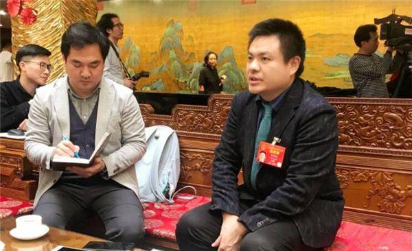 中国小伙研制出"隐身衣",引起美国眼红,回国时受到百般阻挠_刘若鹏