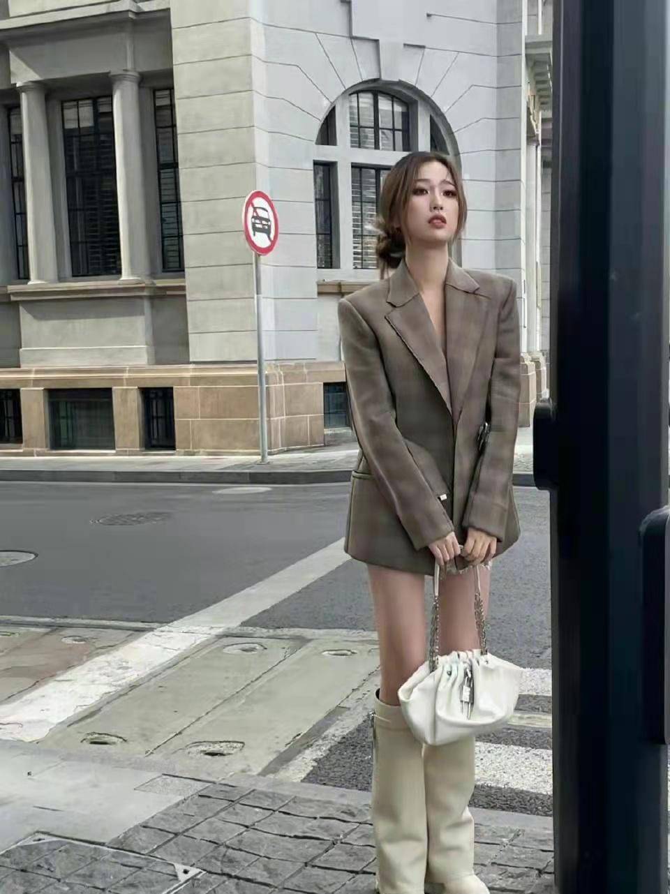 虞书欣咖啡色格子外套搭配同色系白色靴子,时尚又时髦_西装_身材_造型